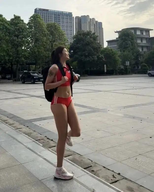 见过吴艳妮真人，我才明白什么叫“照片骗人”。参加一个活动，吴艳妮就站在离我不