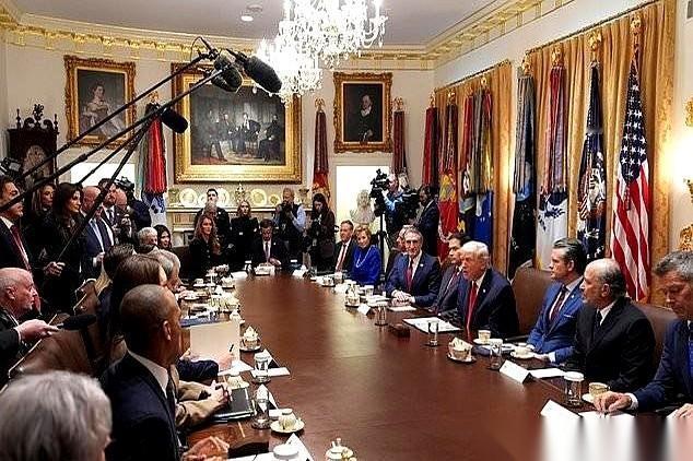 一场大火，烧掉了一万三千个家。一年了。能重新开工盖房子的，只有一千六百户。