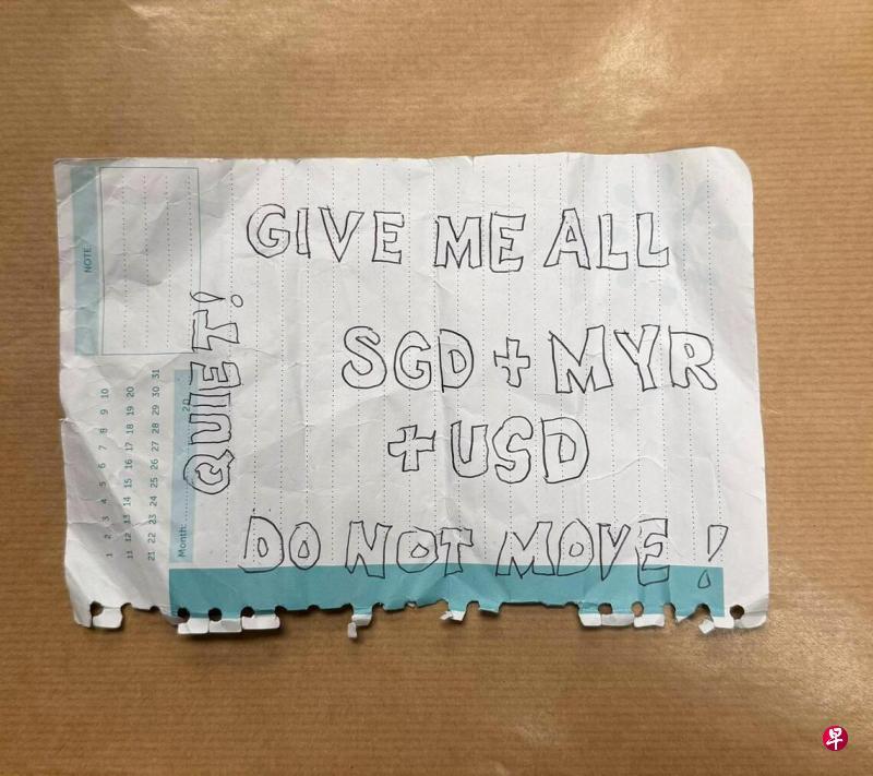 新加坡的一个非典型抢劫案！¹58岁老头，拿这张纸条去抢一家外币兑换店。上面写着