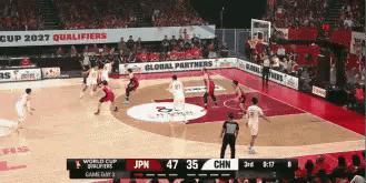 中国男篮大将贺希宁真是太嚣张了！在今天进行的中国男篮和日本男篮的比赛中，当时比赛