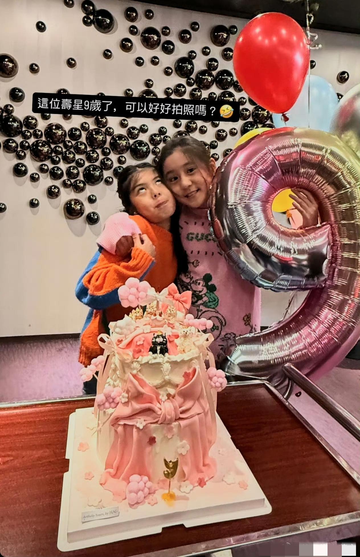 贾静雯为小女儿波妞举办温馨生日派对，庆祝她迎来9岁生日。镜头下的波妞眉眼舒展、气