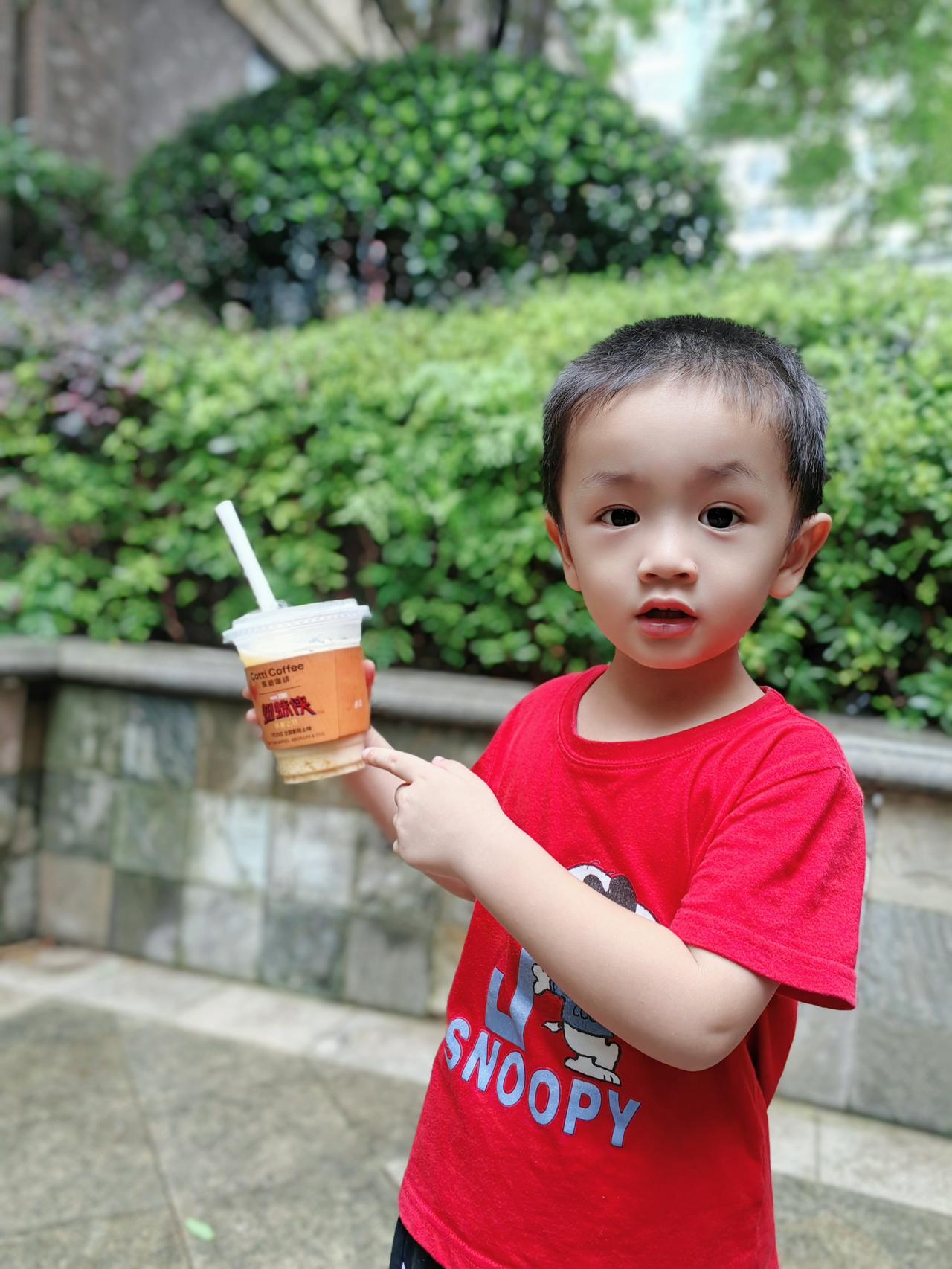 带小宝出去玩儿，路过咖啡店。​​他说：妈妈你去喝杯咖啡吗？（每次路过，他必然