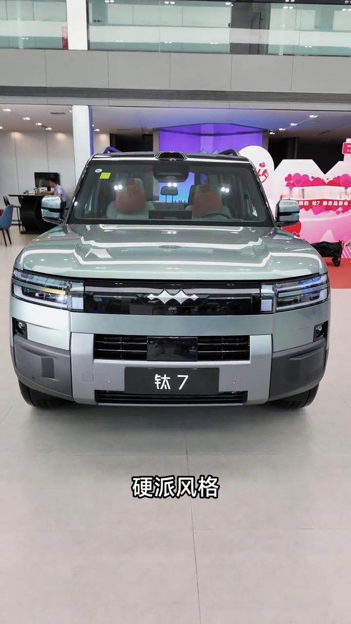 朋友们，听说方程豹汽车家族又添新成员了，全新中大型SUV钛7，这不它就来了。这款