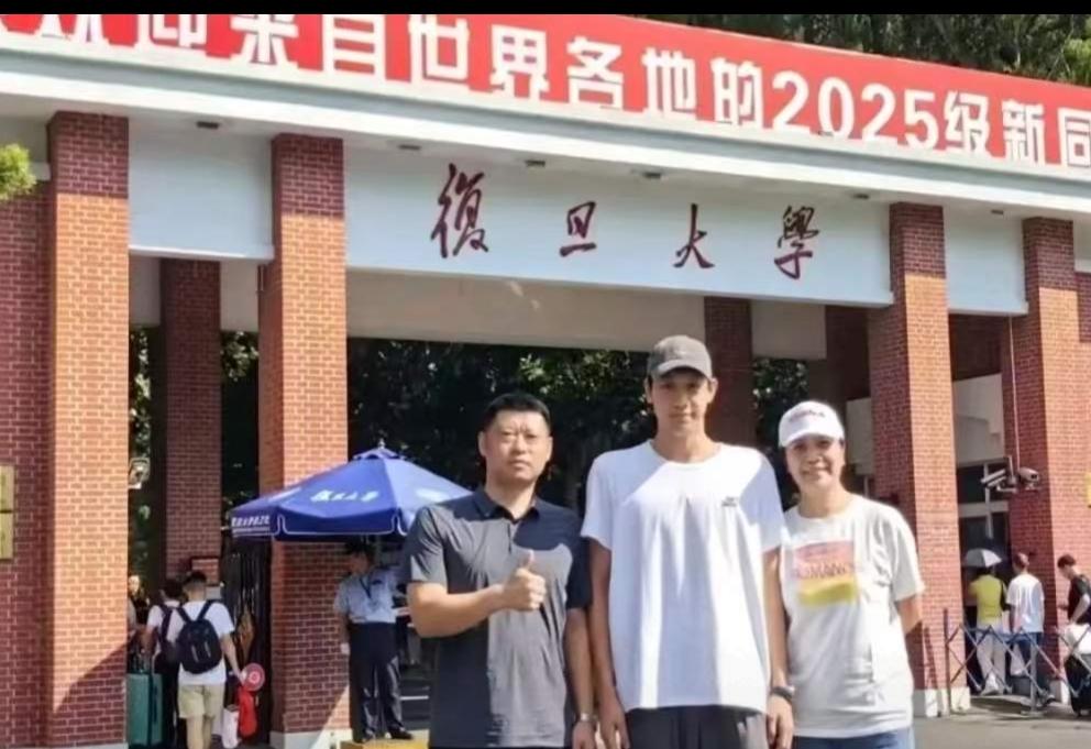 张展硕与父母从小到大的合影很温馨，张展硕从小到大都要比同龄人高一些！张展硕父亲的