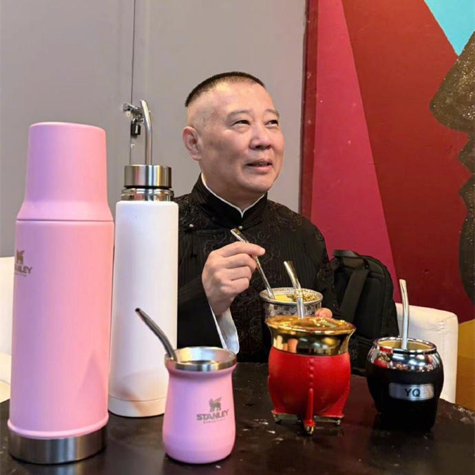 郭德纲后台泡马黛茶，跑到北京对跖点说相声，无论往哪走都是回家路！德云社郭德纲发文