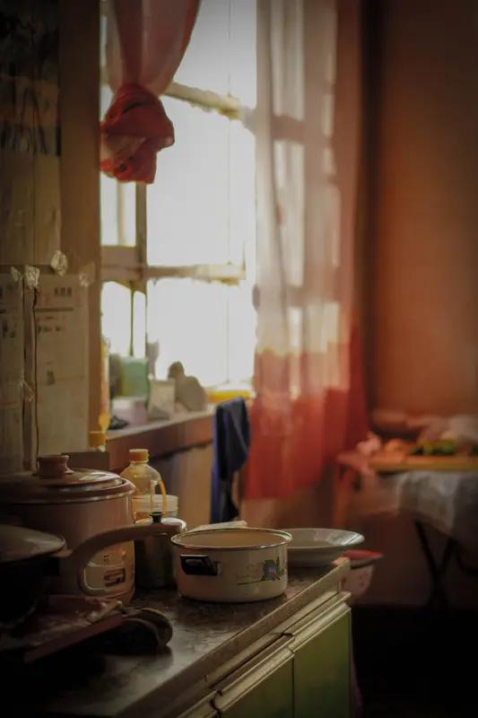 在七八十年代以前，大家都很穷，无论城市和农村，都是一个样儿，大家却怀念，原因很实