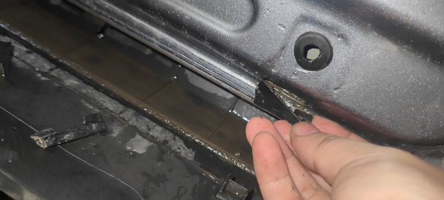 车门密封塞积水车友们，你们车门地下这个长方形的密封塞都扣没扣下来？最近听见车里