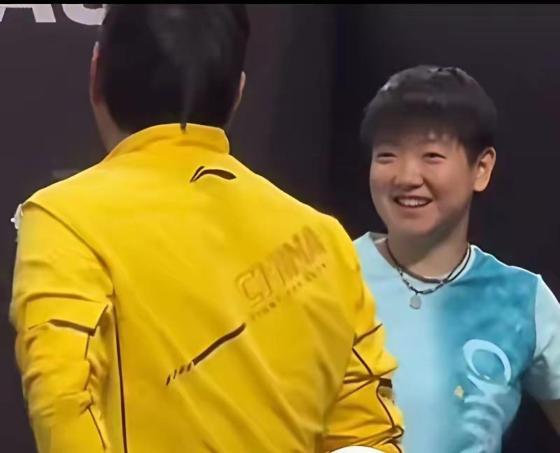 莎莎：co爹，问你件事。co：啥事呀，咱俩还有啥不好说呢，莎莎：co爹，马
