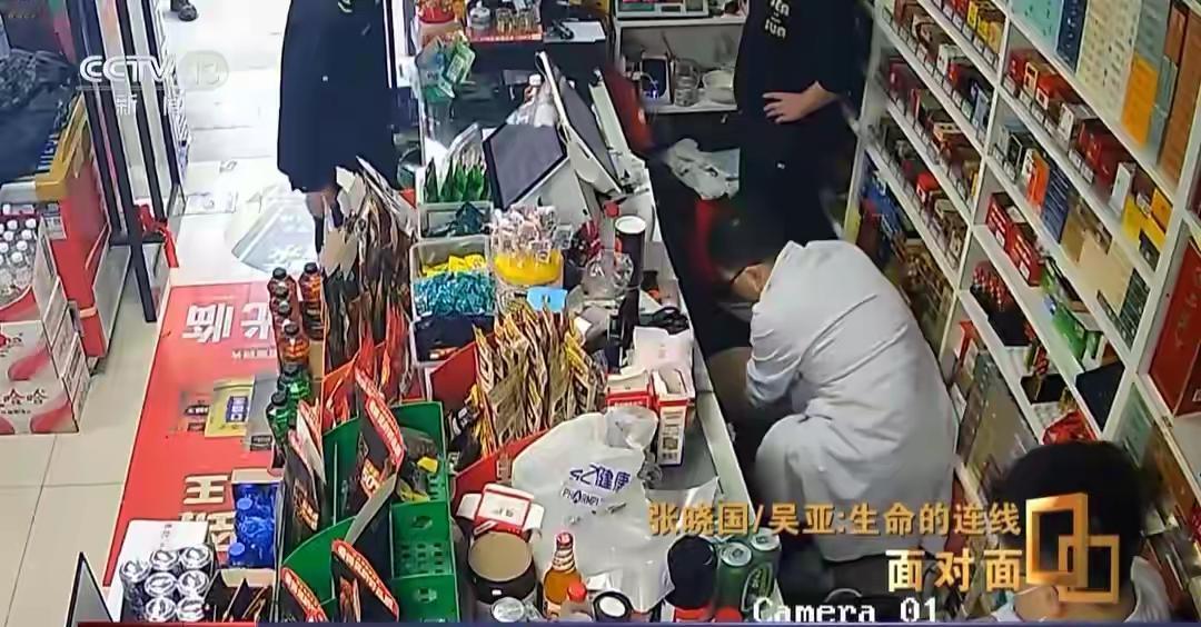 小伙救人按断女子6根肋骨收到谢谢去年底，江苏苏州一家小超市内，顾客张晓国找老