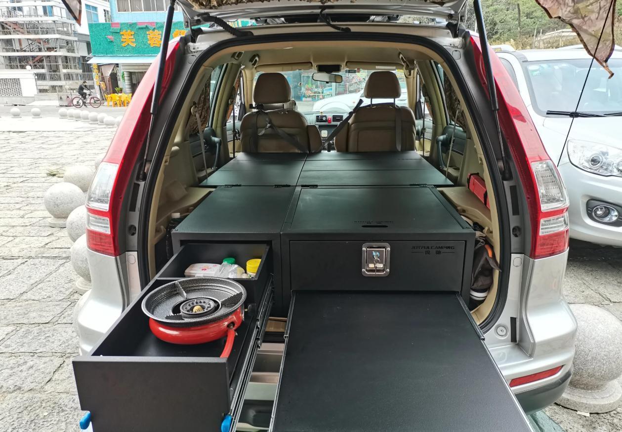 23款本田CR-V纯油版后排座椅放倒后，后备箱与后排形成一个较大的空间，不