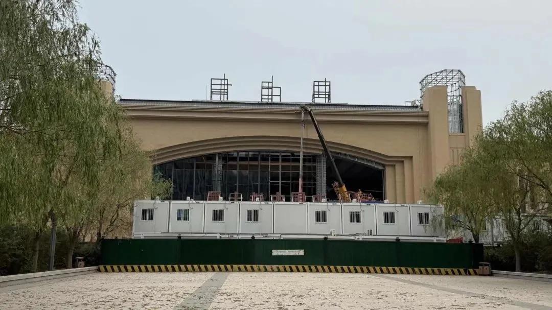 济南火车站北站房外表面完成的差不多了，只是感觉建筑风格像上世纪80年代的。