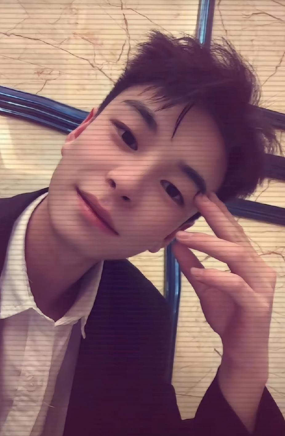 四川西昌，救女友而溺亡的小伙，才19岁，家人泪都流干了！他叫周凤刚，长相帅气，本