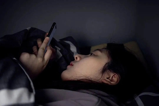 长期熬夜后身体会发出这些警报长期熬夜后身体会发出这些警报：皮肤状态断崖式下滑，暗