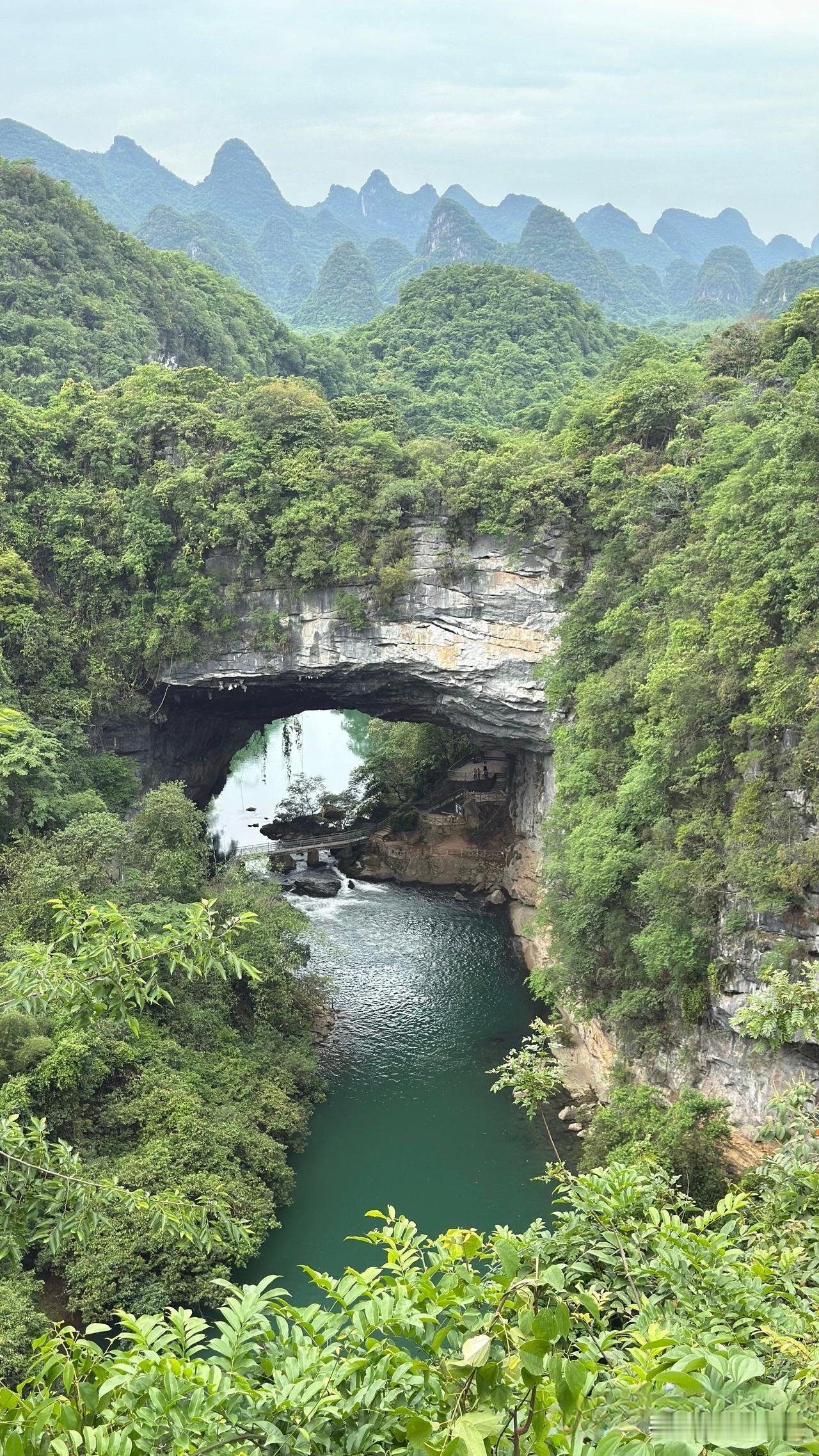 最震撼的天生桥，香桥岩天生桥，桥是一座山，山是一座桥桥上有桥，桥下有桥媲美