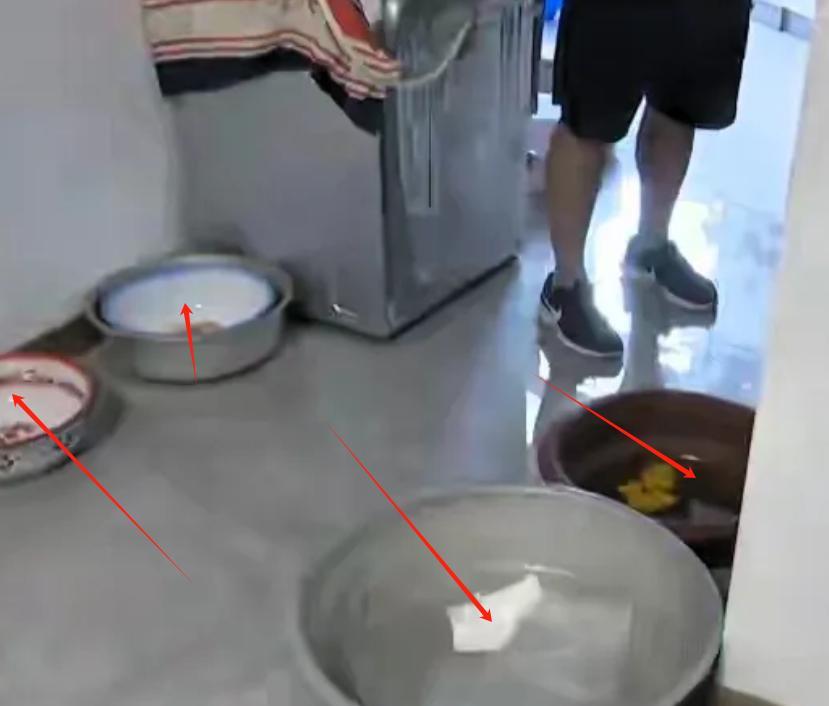 贵州贵阳，3楼和4楼因为之前漏水赔偿的事积怨，3楼一气之下堵了下水道，4楼不甘示