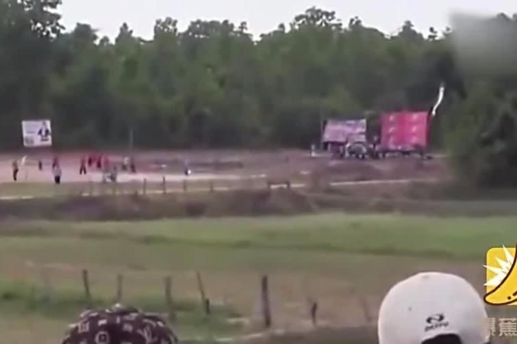 新式火箭?!实拍泰国旋转烟花升空