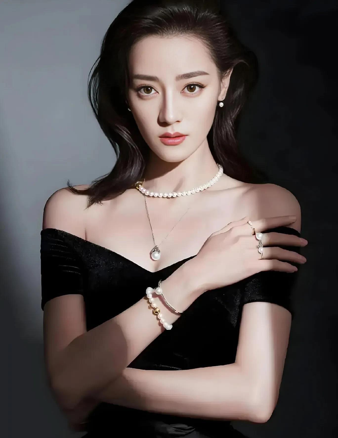 我敢说迪丽热巴，她无论能否转型成功都不会缺戏演，倒不是因为她老板