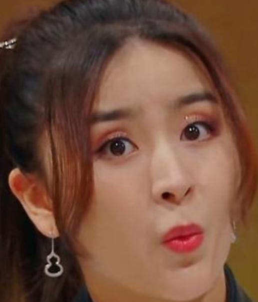 近日，张艺凡因教大家舞蹈引发关注，其专业教学方式获网友称赞。她擅长将北舞科学训