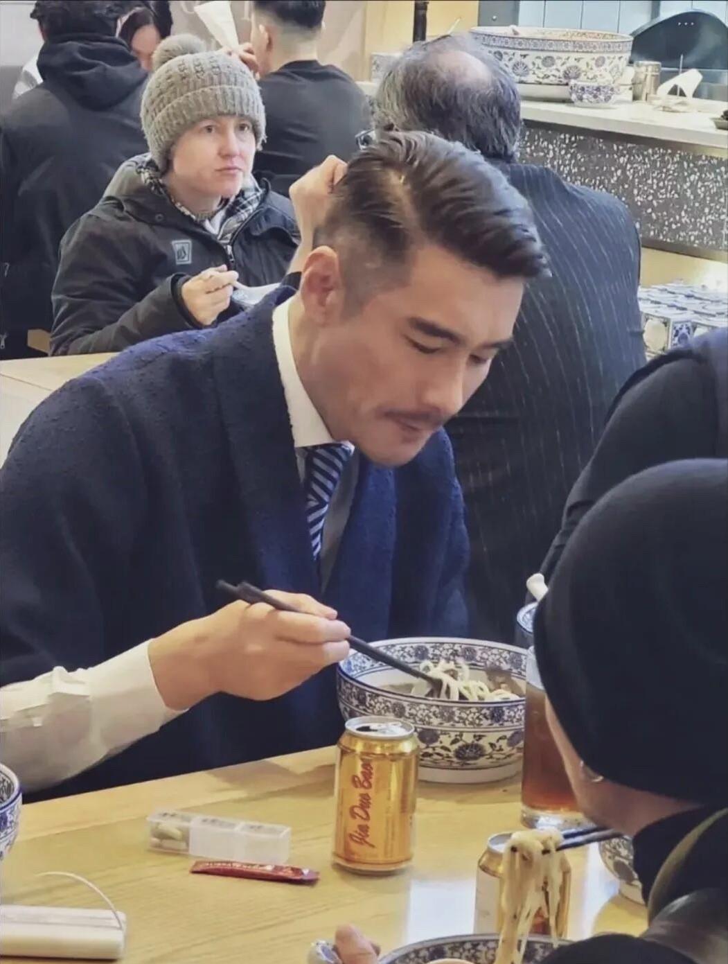 瞧一瞧，这是哪一位男明星？路人镜头下的他颜值依旧高，不愧是曾经的超级男模，50多