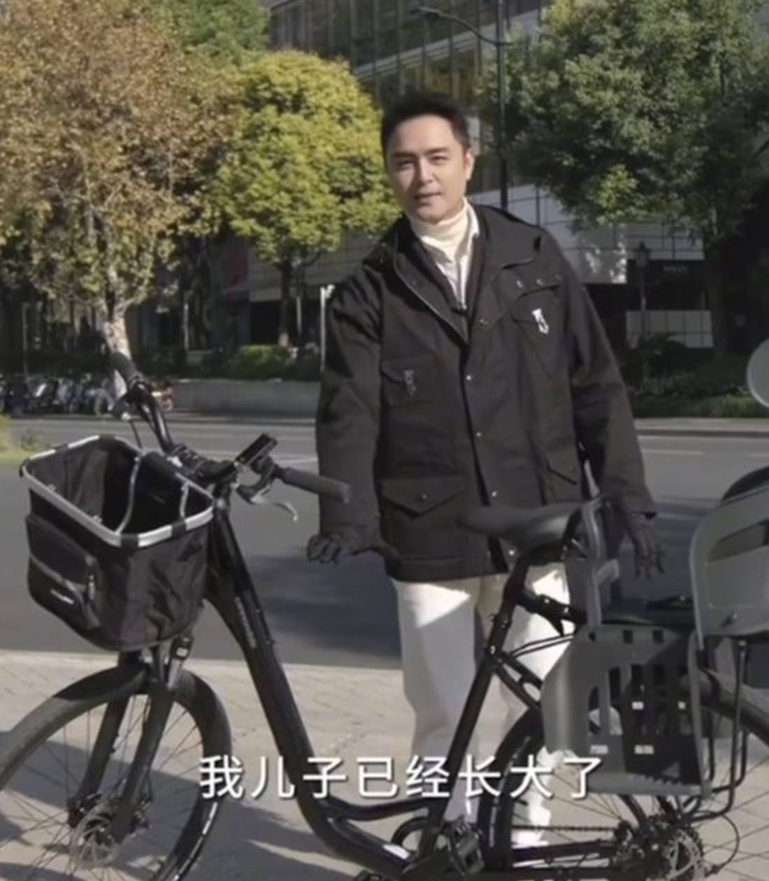 明道上海送娃上学骑3000元自行车儿子站后座好危险
