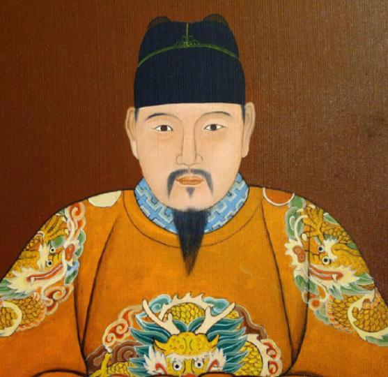 他出生在冷宫墙缝里，靠老鼠洞偷奶活命；登基后第一道圣旨不是杀仇人，而是给当年喂他