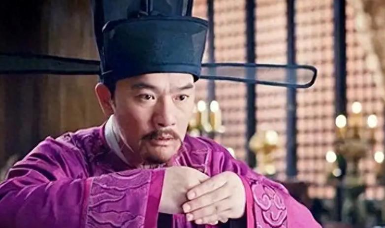 在中国古代，如果家族里有一人能当上官，那便是一人得道鸡犬升天的天大好事，纵使是芝