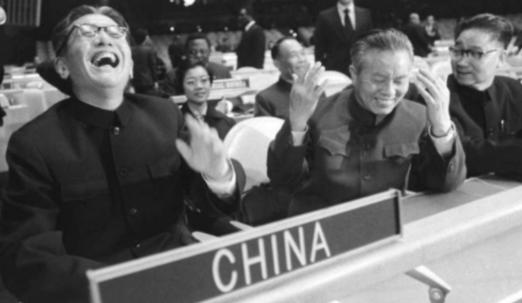 1985年，乔冠华归葬故乡盐城遭到拒绝，妻子章含之无奈之下找到一个人帮忙，此人