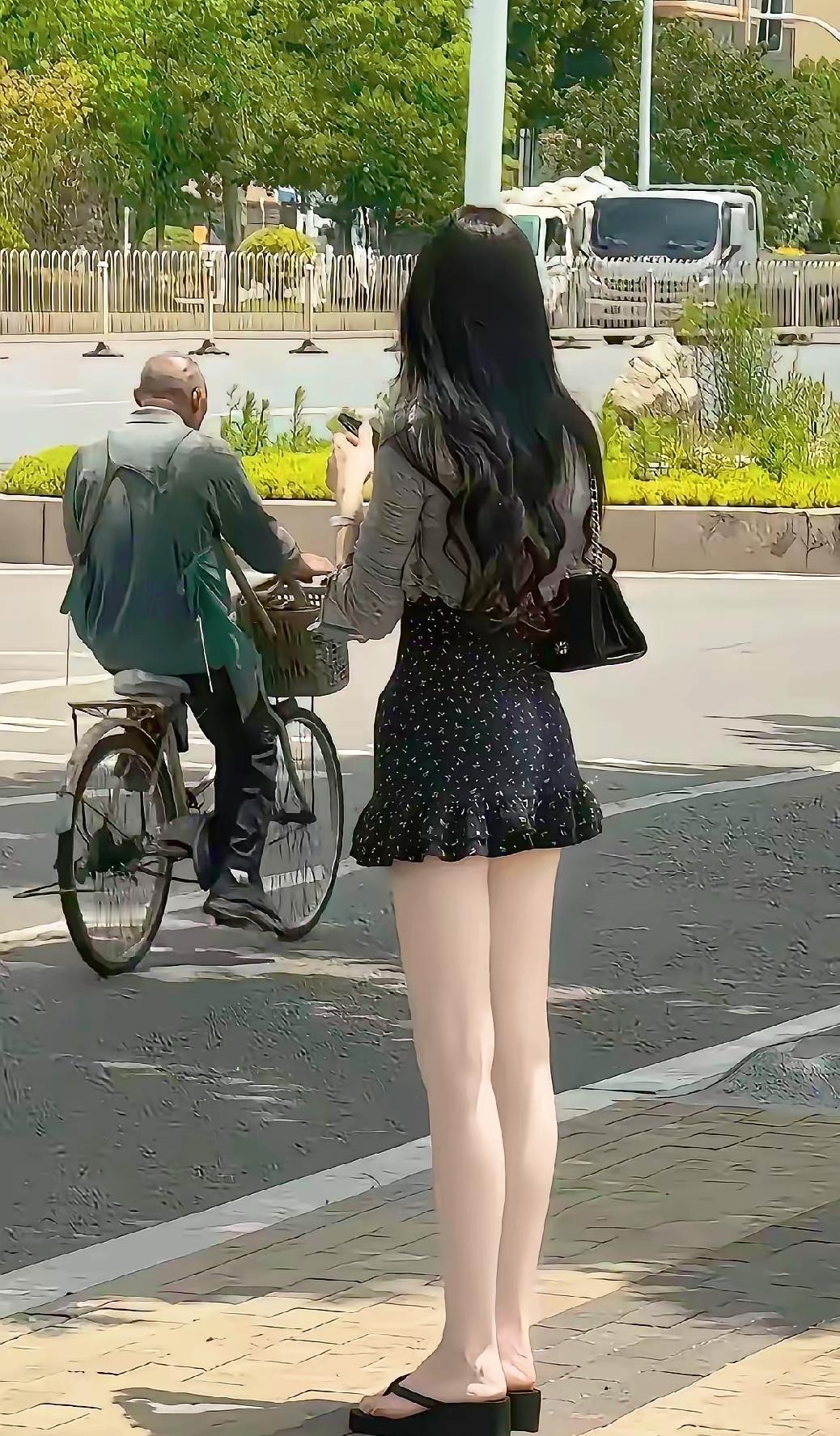 相亲饭桌上，一句话就把天聊死了。女方说：“我前男友一年有100万。”男方愣都