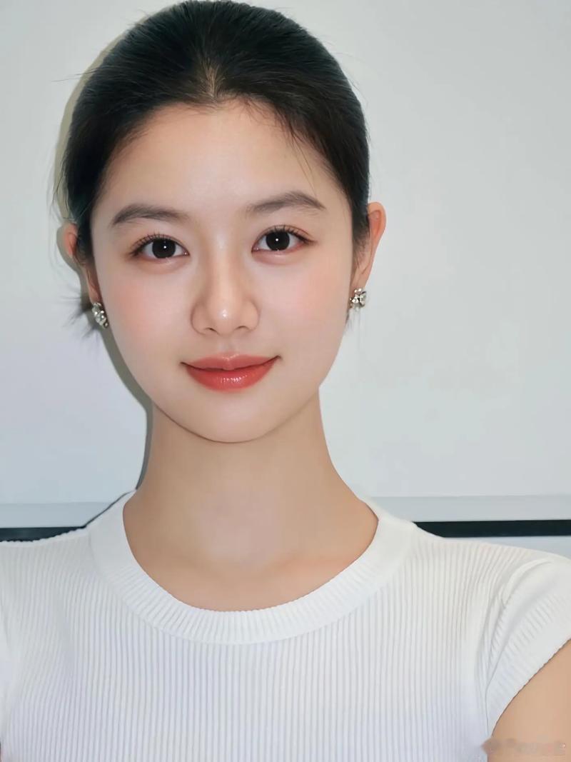 面相里面，眼神定不定非常重要。眼神飘忽不定，东张西望，再好的五官也白搭。眼神定的