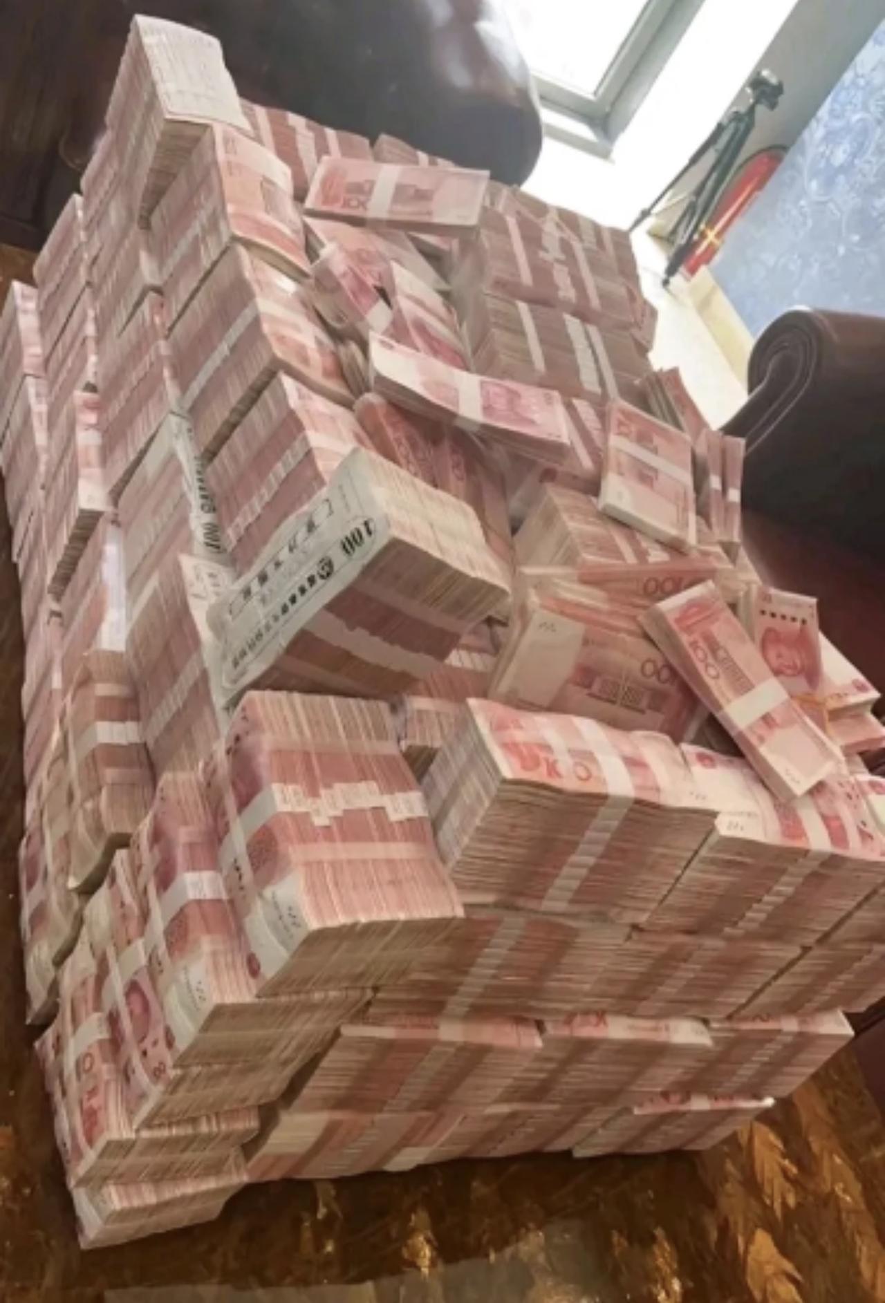 哈哈哈哈哈，太离谱了！说是五个中国人在日本当街被抢了4.2亿日元，折合人民币18