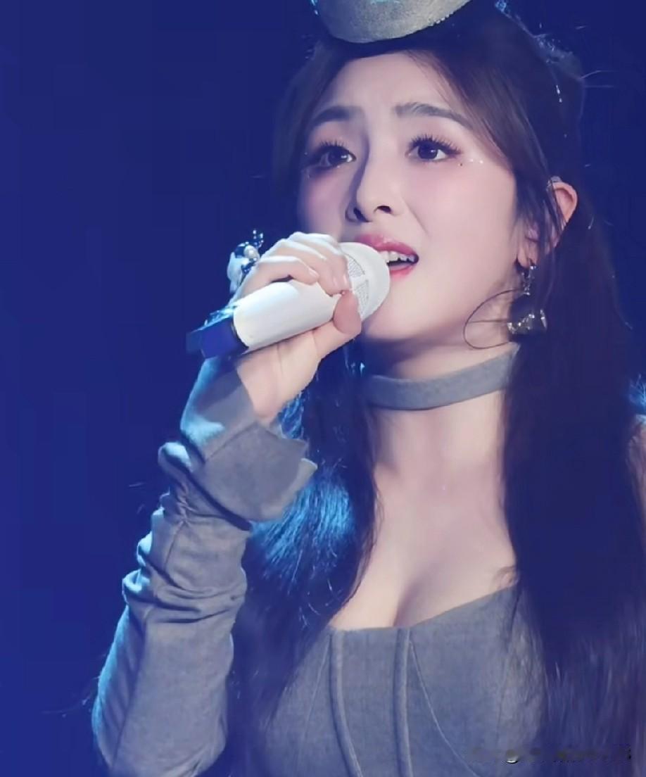 张含韵近期状态着实令人惊艳！说她宛如“天山童姥”，一点也不为过。这么多年过去