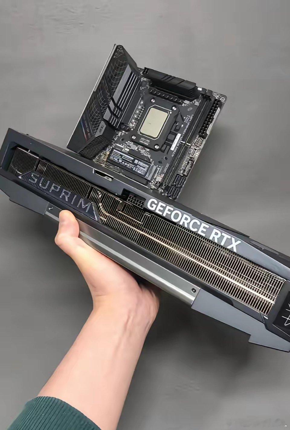 以前是显卡乖乖插在主板上，现在反倒像主板插在显卡上，主板越变越精巧，显卡却越来越