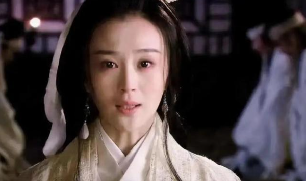 孙权三弟孙翊遇刺身亡。夜里，孙翊夫人徐氏祭拜完亡夫，刚想去换丧服，忽然有人将她抱