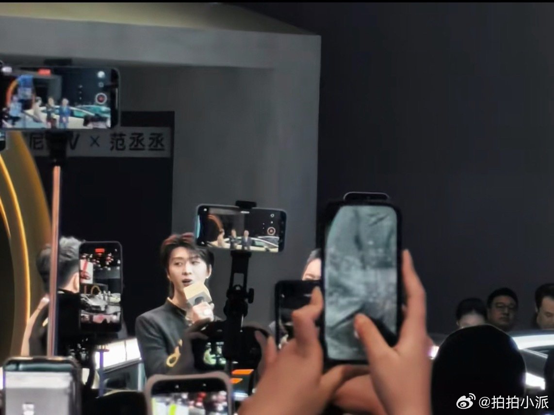 有点后悔没去成都车展了，怎么那么多我喜欢的明星都去了[哭哭]​