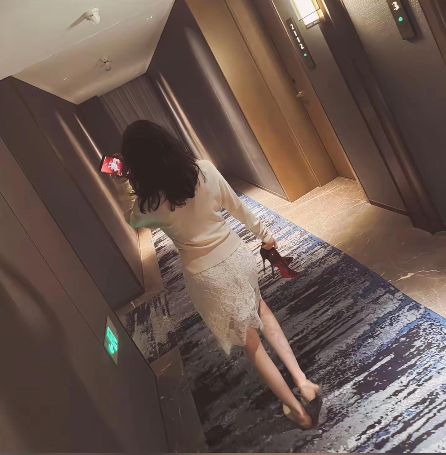 手里握着风情，脚下踩着安稳。