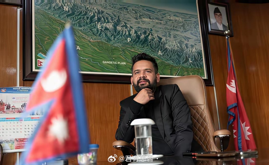 来认识一下尼泊尔抗议者推出的总理人选巴伦德拉·沙阿：出生于1990年的90后，现