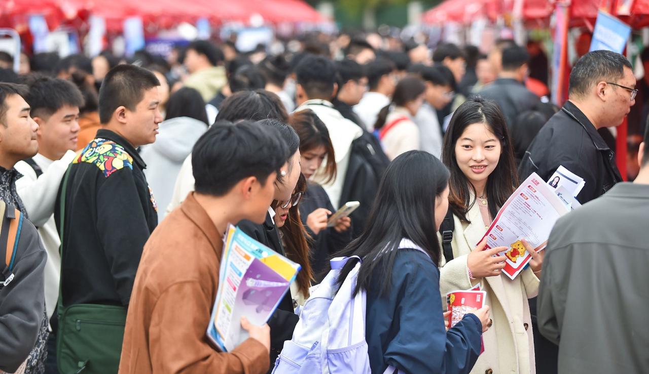 高考填报志愿，最怕看似稳妥的选择，悄悄透支孩子的未来！ 如今就业竞争越来越卷