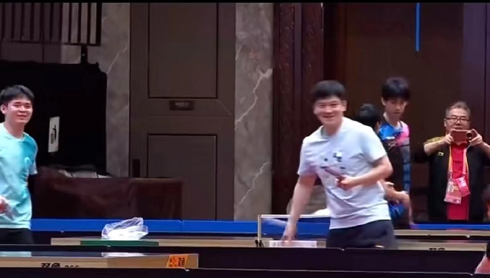 今天刷视频看到樊振东和林诗栋对练了，哈哈，网友们说这是小胖对小小胖，其实你们