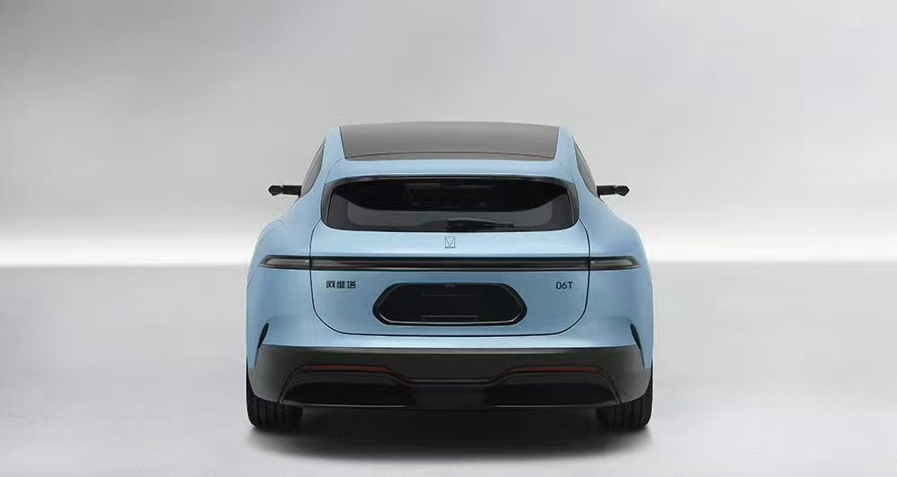 刚夸完阿维塔06T尾灯正常多了，结果这拍照感觉又感觉有点怪怪的。主要牌照不能