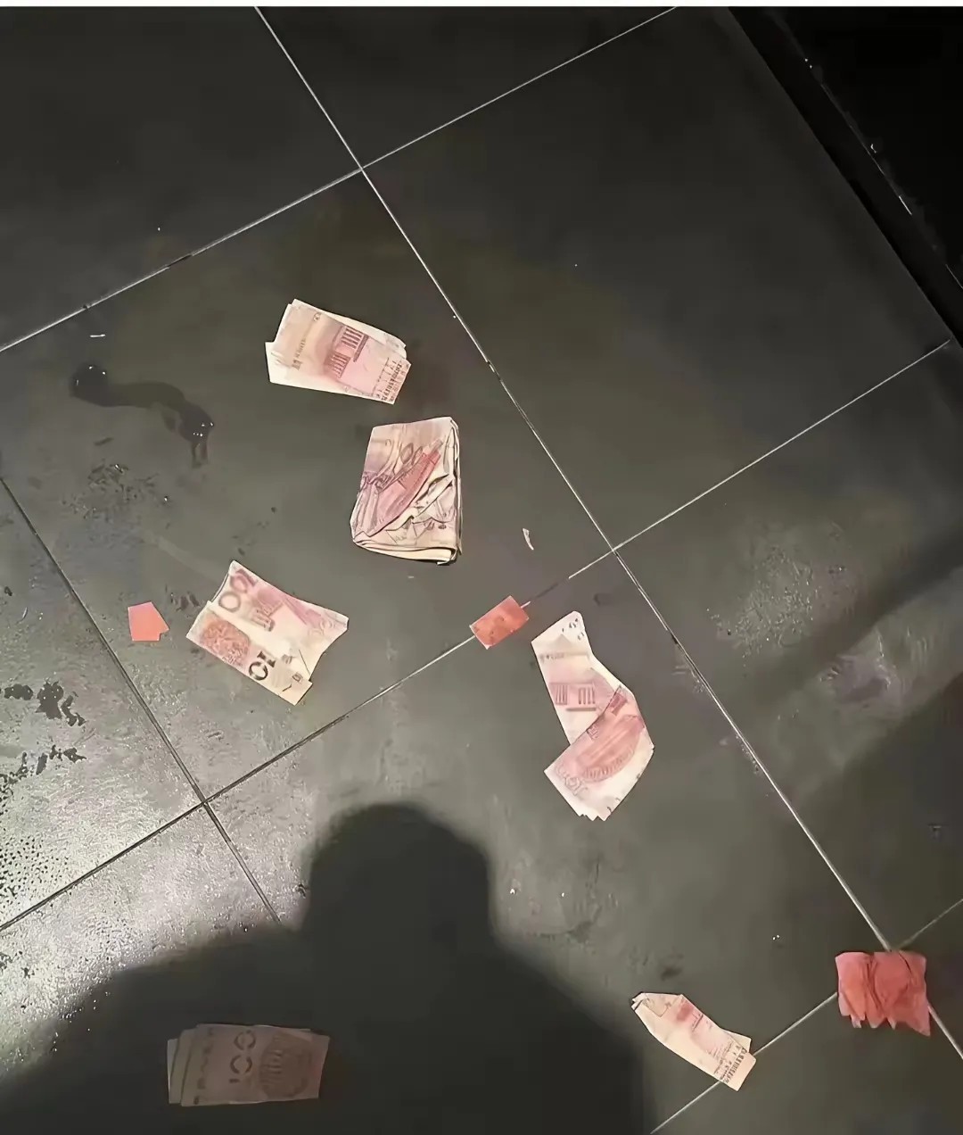 我去，ktv厕所里看到的，能不能捡？
