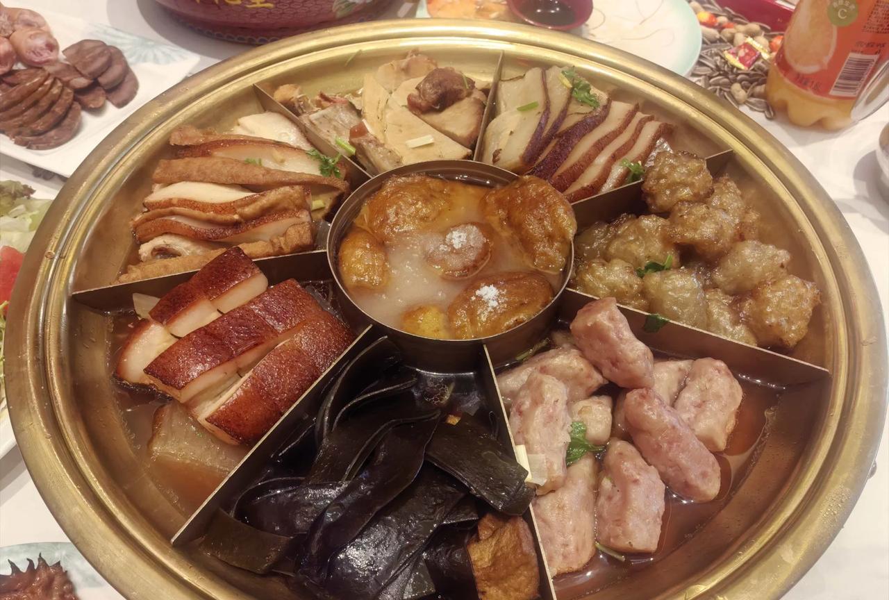 小时候，在姥姥家生活过好几年，每年有半年都在姥姥家住，跟随舅舅，妗子，姥姥一块住