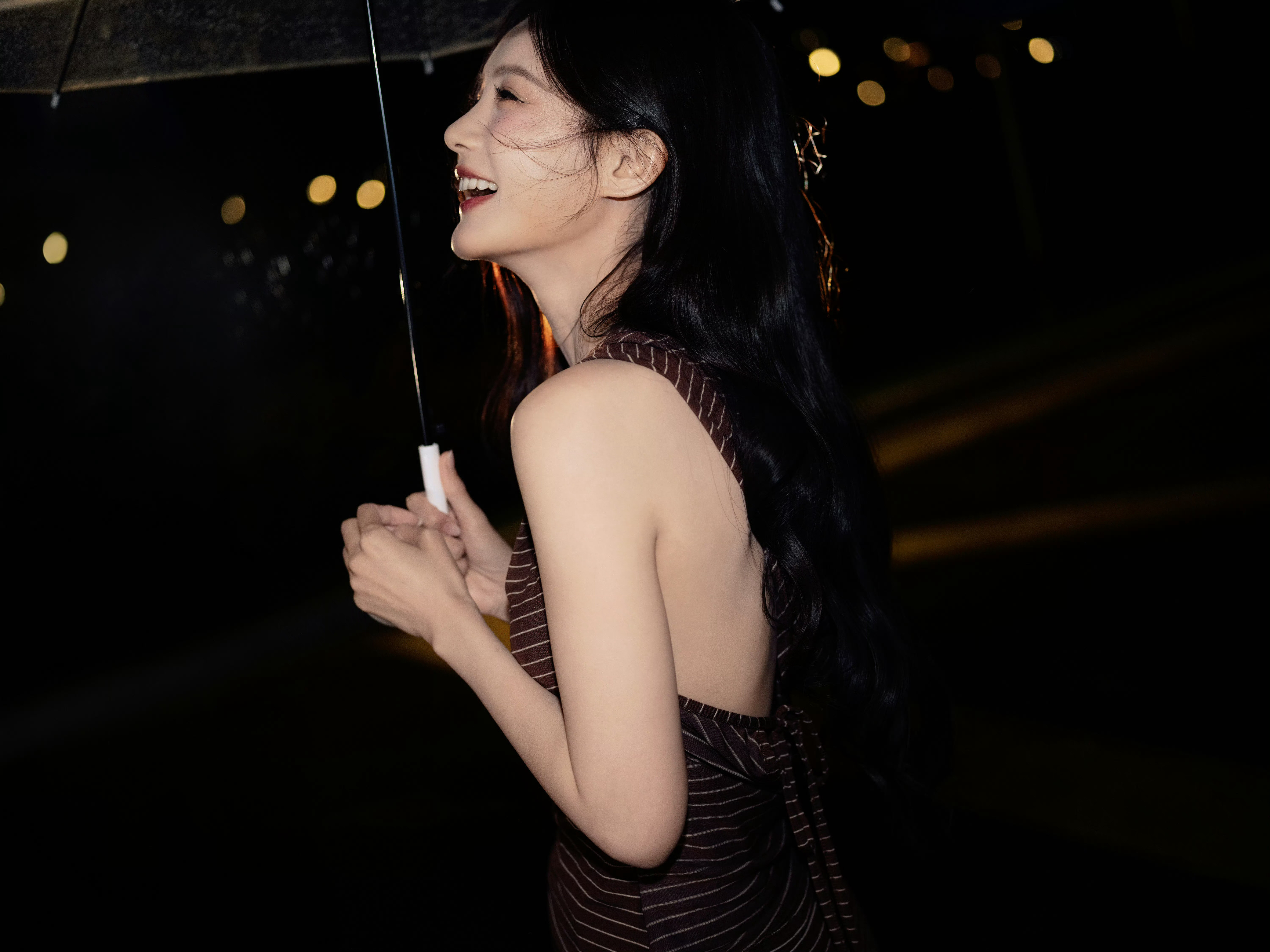 李一桐李一桐手臂肌肉线条手如柔荑，肤如凝脂，领如蝤蛴，齿如瓠犀，螓首蛾眉，巧