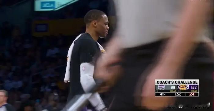 国王老将威斯布鲁克真是太沮丧了！在今天国王客场挑战湖人的比赛中，当时距离全场比赛