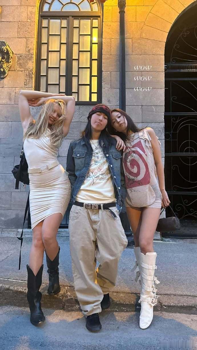 Jennie晒度假照Jennie晒出了自己最新的度假照！女孩们休闲的穿搭松弛感