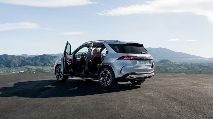 奔驰GLE、GLS中期改款双星徽前大灯太抓眼球了，奔驰还是那个奔驰，你觉得好不好