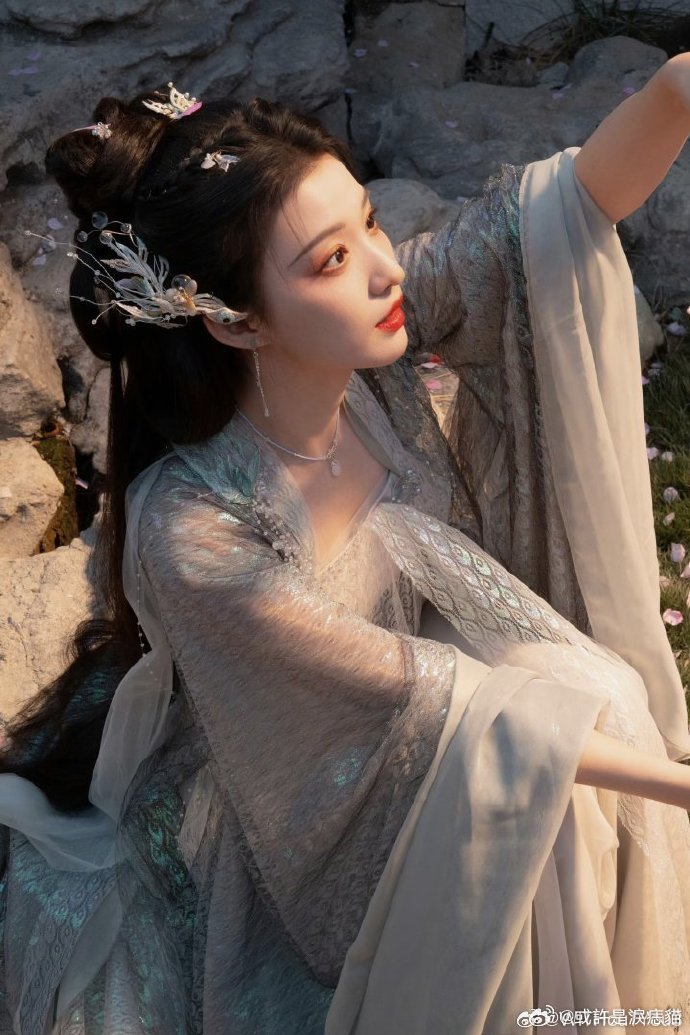 王楚然仿妆还以为本尊来了谁看了不喊一句绝！这仿妆也太牛了，连眼神里的韵味都完美