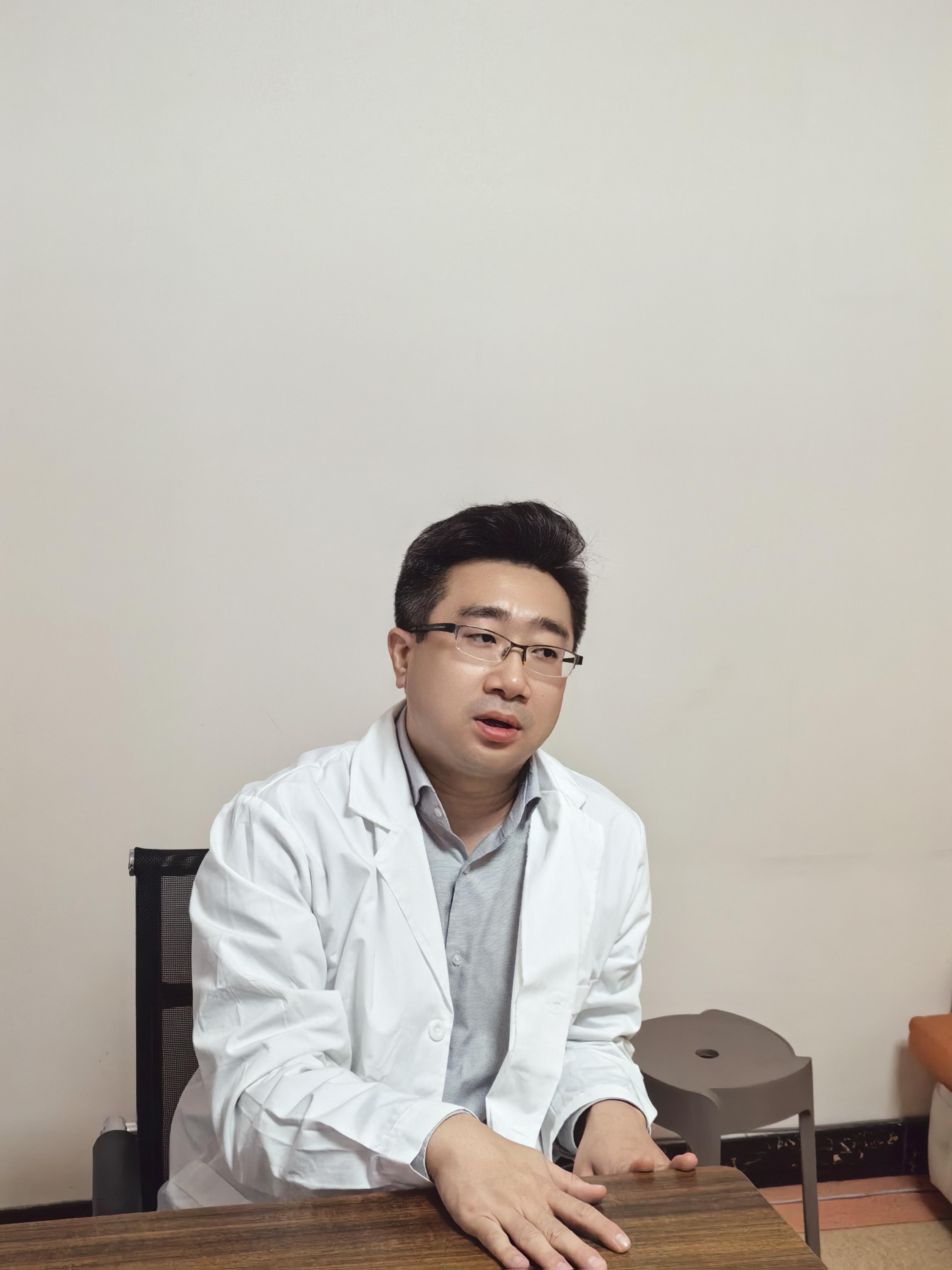 腰椎间盘突出真的不是装病。腰椎间盘突出的这个病，患者表面看起来没有特别...