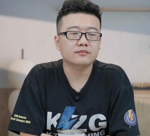 莱维怒喷组委会：昨天孙颖莎/王楚钦颁奖完了已经是晚上1点多。还要坐一个多小时的