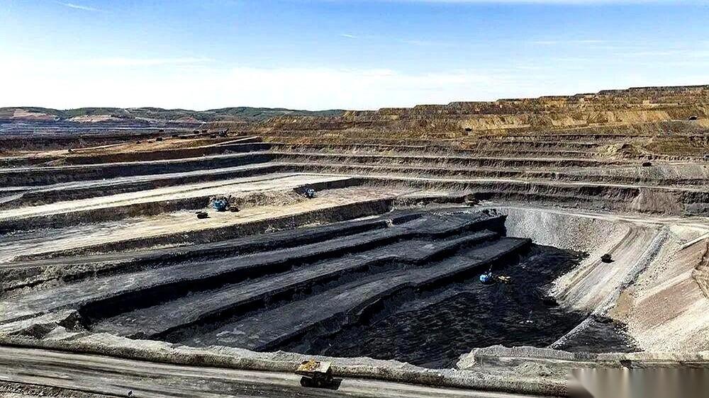 刚刷到个大消息，那个8000多亿市值的煤炭巨头中国神华，一晚上发了88个公告，把