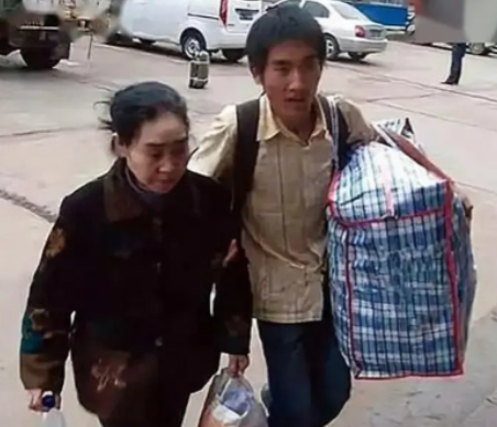 贵州某中学，一男生找校长要复读，校长摇头说：”我都跟你说了4回了，真不行！”突然
